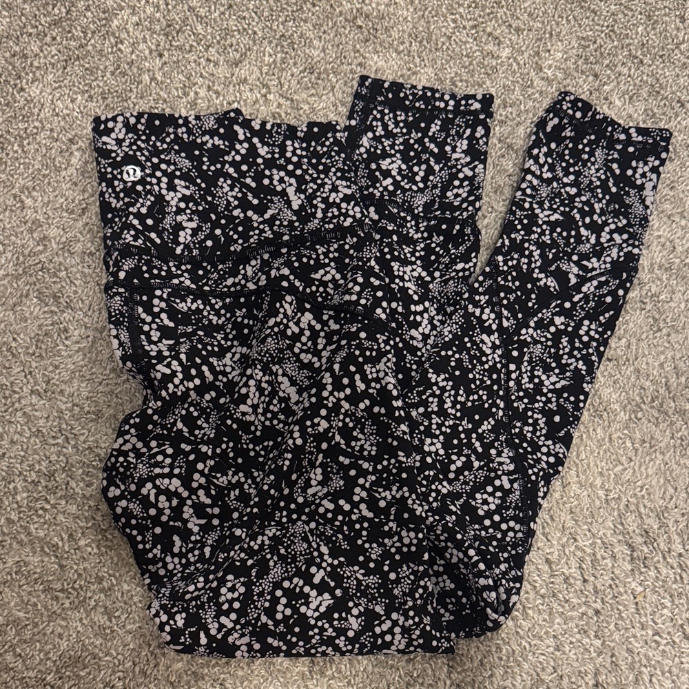 Lululemon in the movement tight 25”